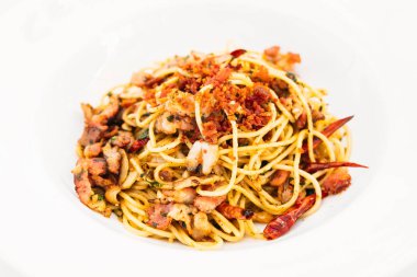 Beyaz plaka - İtalyan yemeği stil sarımsaklı spagetti baharatlı domuz pastırması