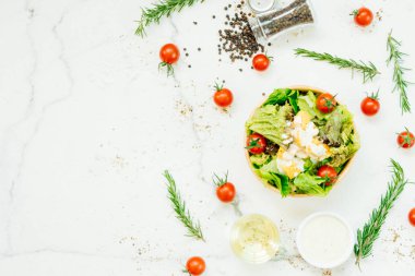 Temiz ve sağlıklı gıda tarzı ahşap kase Sezar salatası ile