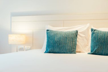 Otel yatak odası iç dekorasyonda yatak üzerinde rahat yastık