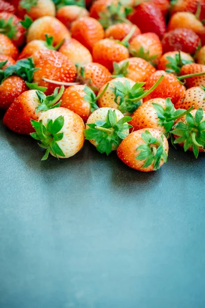 Erdbeerfrucht Auf Schwarzem Steinhintergrund Mit Kopierfläche — Stockfoto