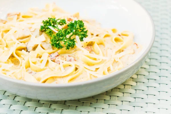 Spaghetti Oder Pasta Mit Trüffel Sahne Sauce Auf Weißem Teller — Stockfoto