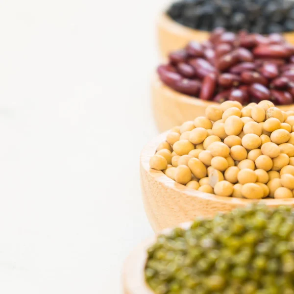腎臓ムング黒と大豆の健康栄養食品コンセプト スタイルとミックス豆 — ストック写真