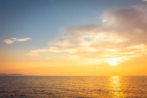 Belo pôr do sol na praia e no mar — Fotografia de Stock