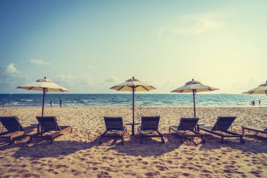 Şemsiye ve sandalye üzerinde plaj ve deniz