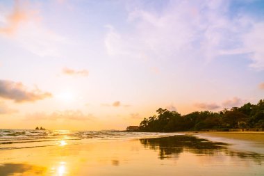 Sahilde ve denizde güzel bir gün batımı