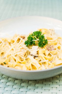 Spagetti veya makarna mantar ve beyaz tabak - İtalyan yemeği stil krema sos ile