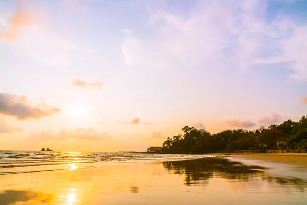 Belo pôr do sol na praia e no mar — Fotografia de Stock
