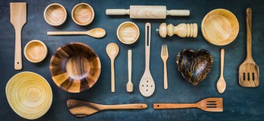 Siyah taş zemin üzerine kopya alanı ile mutfak eşyaları