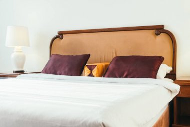 Yatak Dekorasyon iç otel odasının konforlu yastık