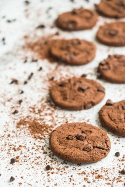 Çikolata parçacıklı kurabiye.