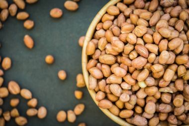 Ahşap kase - sağlıklı gıda kavramı fıstık