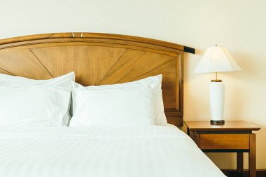 Otel yatak odası iç dekorasyonda yatak beyaz rahat yastık
