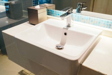 Musluk ve lavabo banyo iç dekorasyon