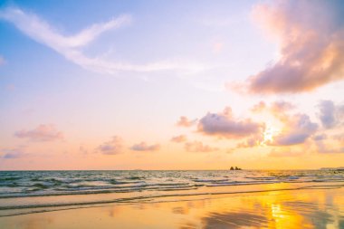 Sahilde ve denizde güzel bir gün batımı