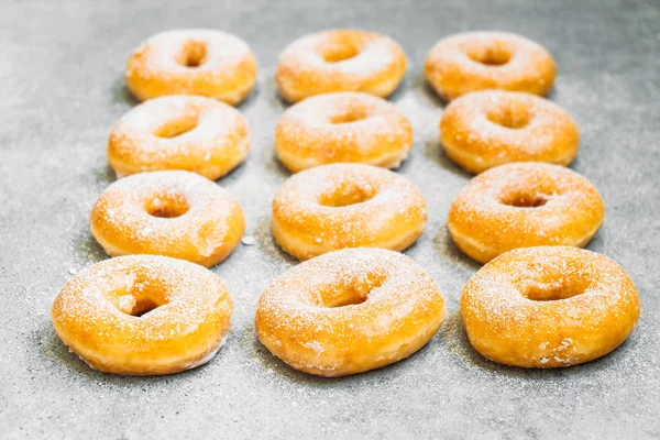 Sobremesa doce com muitos donuts — Fotografia de Stock