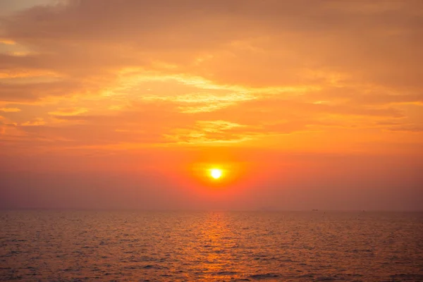 Beau coucher de soleil sur la plage et la mer — Photo