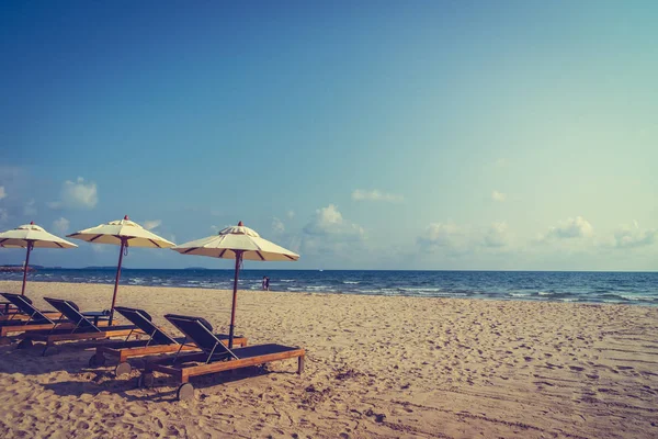 Şemsiye ve sandalye üzerinde plaj ve deniz — Stok fotoğraf