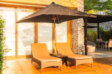 Şemsiye ve Yüzme Havuzu etrafında sandalye