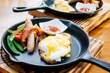 Yumurta benedict sosis pastırma ve domates sos ile