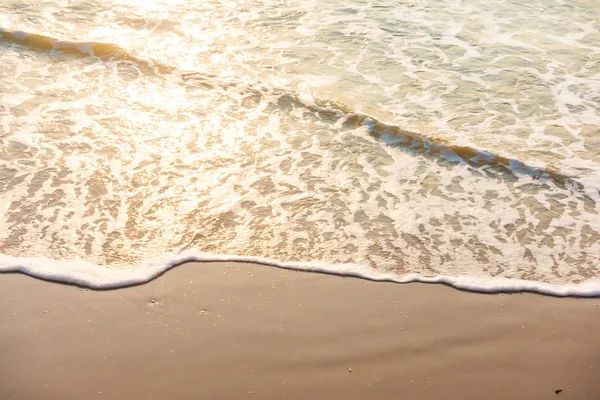 Solnedgång på stranden och havet — Stockfoto