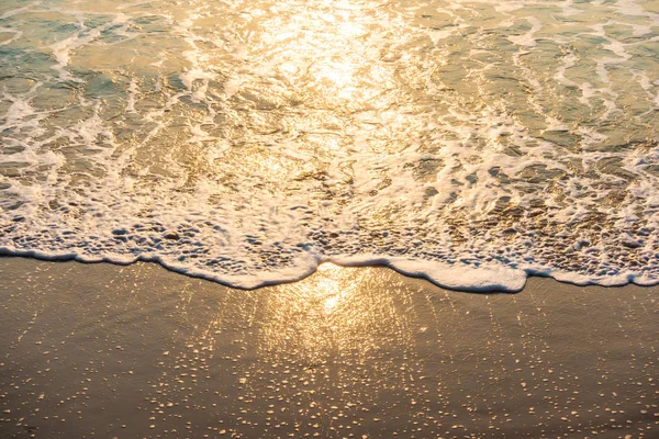 Solnedgång på stranden och havet — Stockfoto
