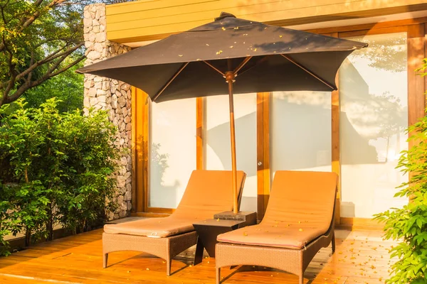 Şemsiye ve Yüzme Havuzu etrafında sandalye