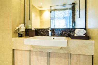 Beyaz lavabo ve musluk banyo dekorasyon