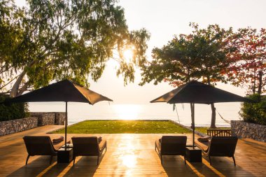 Şemsiye ve sandalye neary plaj ve deniz