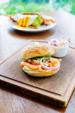 Simit ekmek füme somon et ve sebze ile