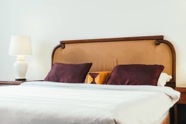 Yatakta rahat yastık