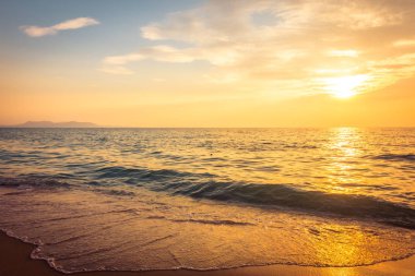 Sahilde ve denizde güzel bir gün batımı