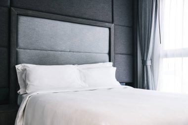 beyaz yastık yatağın üstünde