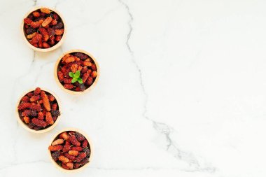 Siyah dut meyve kase