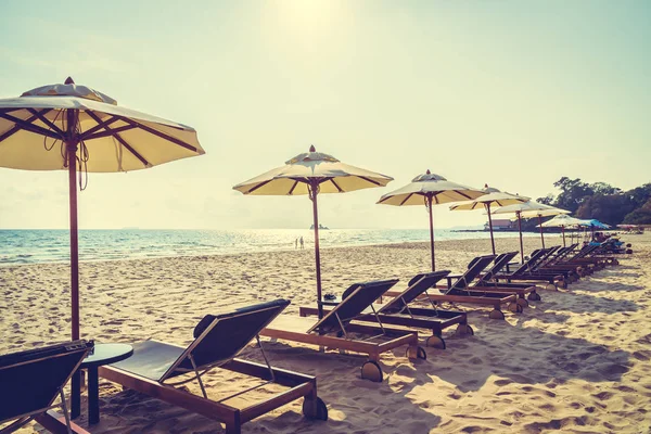 Krzesło na plażę i morze i parasol — Zdjęcie stockowe