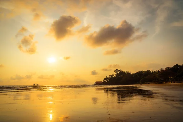 Schöner Sonnenuntergang am Strand und Meer — Stockfoto