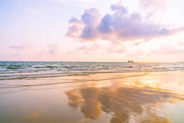 Hermosa puesta de sol en la playa y el mar — Foto de Stock