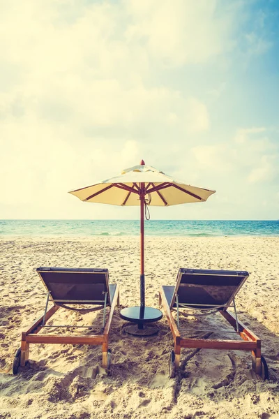 Sombrilla y silla en la playa y el mar — Foto de Stock