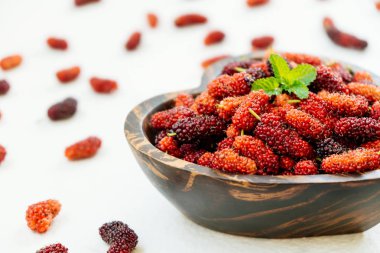 Siyah dut meyve kase