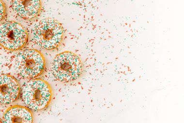 Beyaz çikolatalı krema ve şeker şekerli çörek