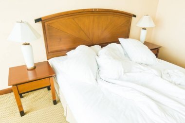 Yatakta yastık rumple