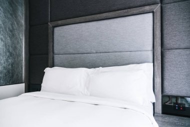 beyaz yastık yatağın üstünde