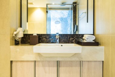 Beyaz lavabo ve musluk banyo dekorasyon