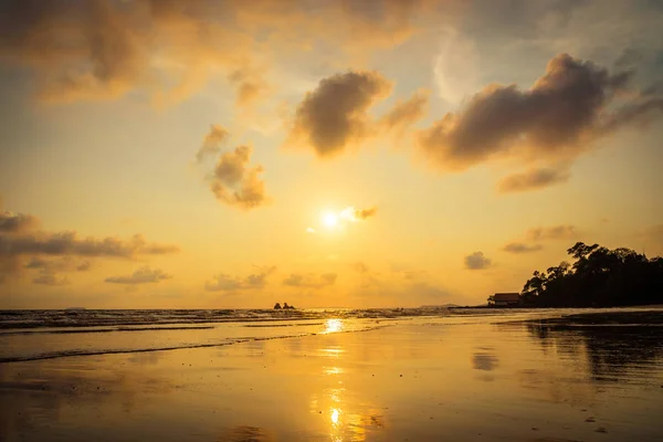 ビーチや海での美しい夕日 — ストック写真