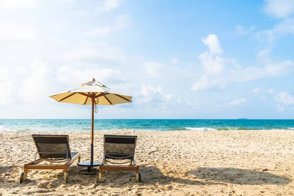 Şemsiye ve sandalye üzerinde plaj ve deniz — Stok fotoğraf