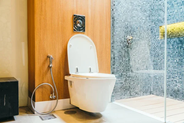 Weißer Toilettenschüsselsitz — Stockfoto