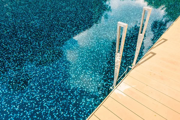 Piscina de escada — Fotografia de Stock