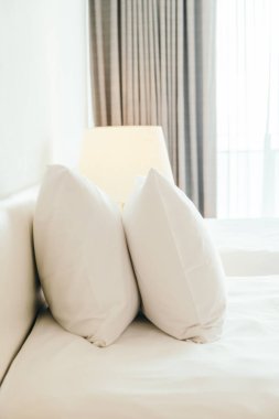 beyaz yastık yatağın üstünde