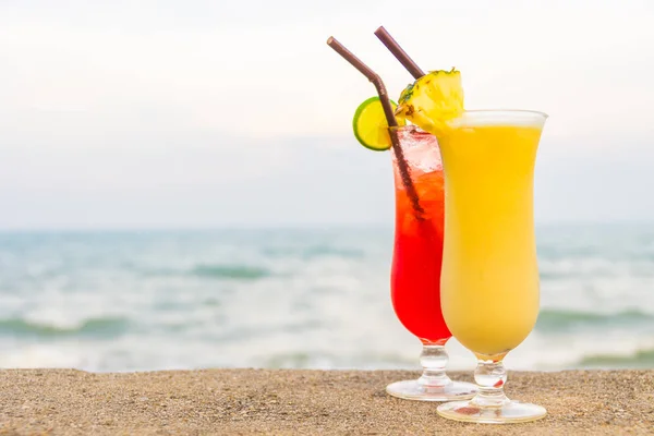 Mrożona koktajle picia szkło z morza i plaży — Zdjęcie stockowe