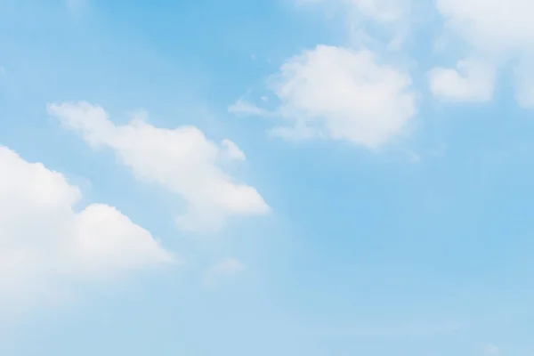 Witte wolk op blauwe lucht — Stockfoto