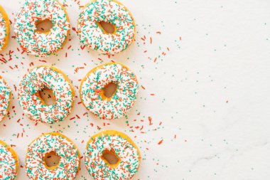 Beyaz çikolatalı krema ve şeker şekerli çörek